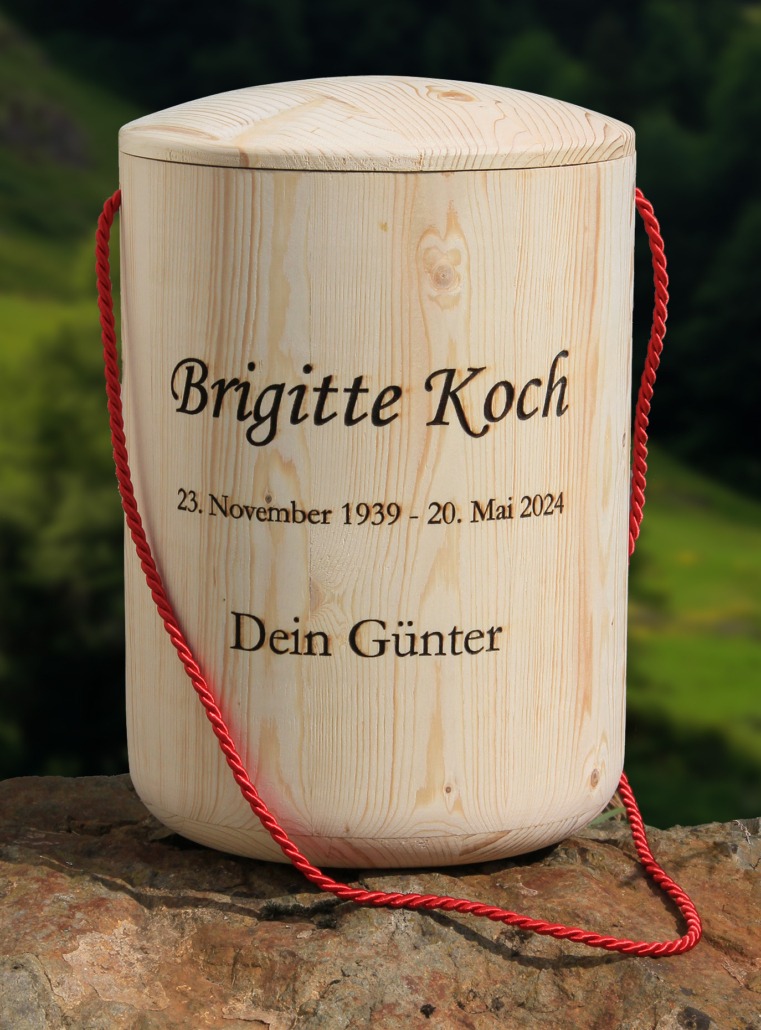 Holzurne mit Gravur des Names