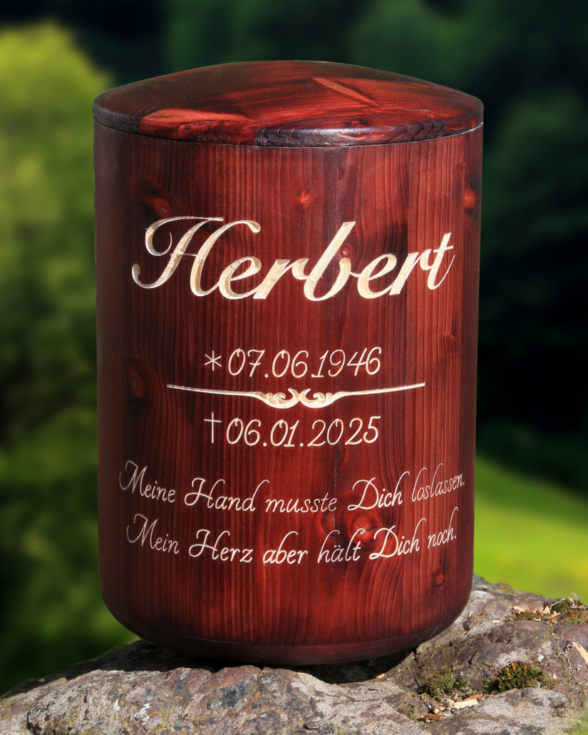Holzurne mit Gravur des Namens und einem Spruch